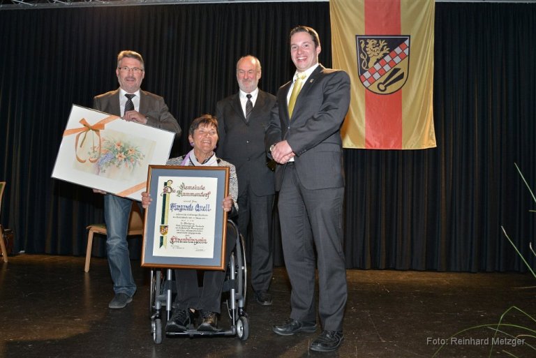 Grossansicht in neuem Fenster: Ehrenbürgerin der Gemeinde Mammendorf Margit Quell (11.09.2015)